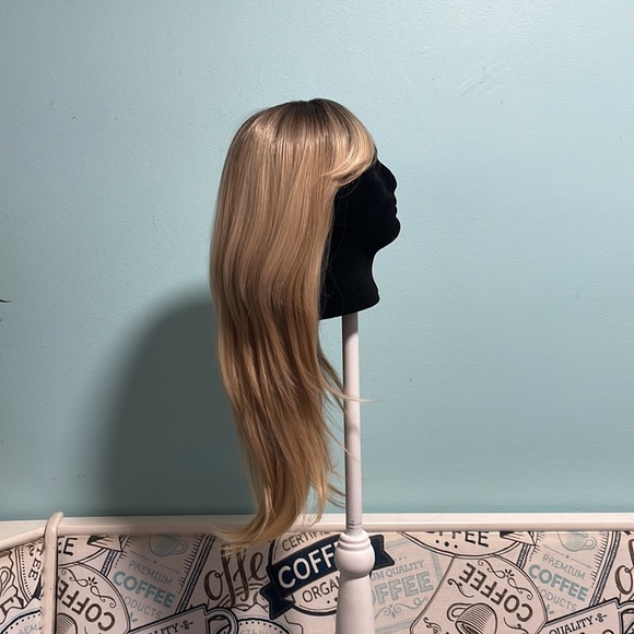 Blonde synthetic wig 22” - Picture 3 of 6